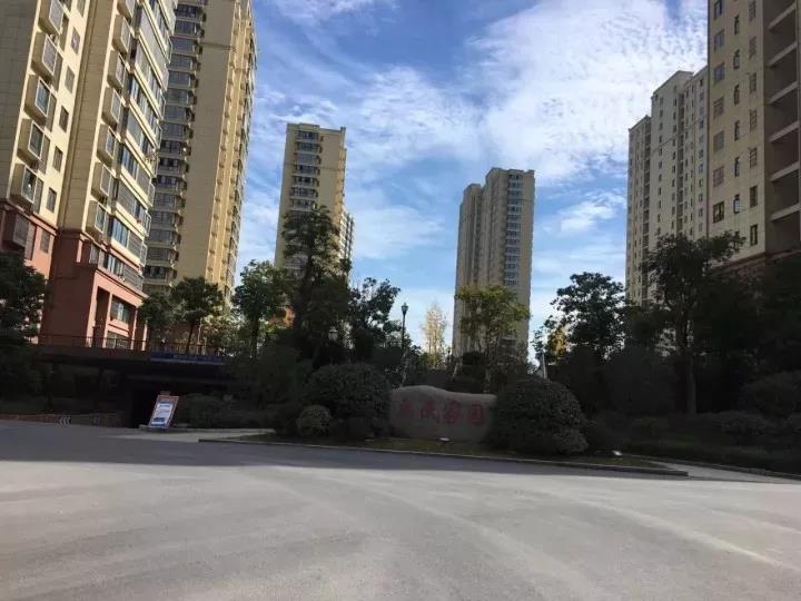 一小区的业主因为这事打砸物业管理处，结果被逮起来了！