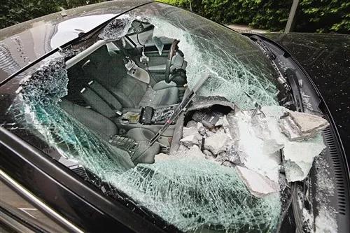 外墙瓷砖掉落轿车被砸，小区没有物业，车主该找谁？