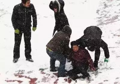 物业刚除了雪，还有提示，业主不慎滑倒骨折，该不该赔？