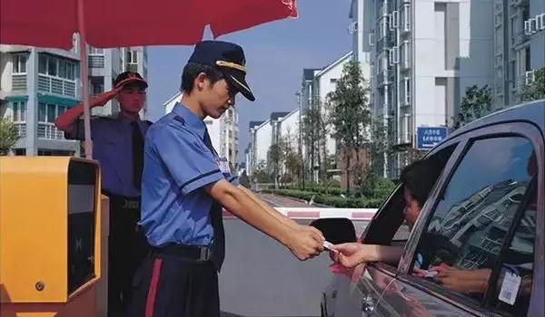 对出入、行驶、停泊在小区的机动车辆，物业公司应该怎样管？