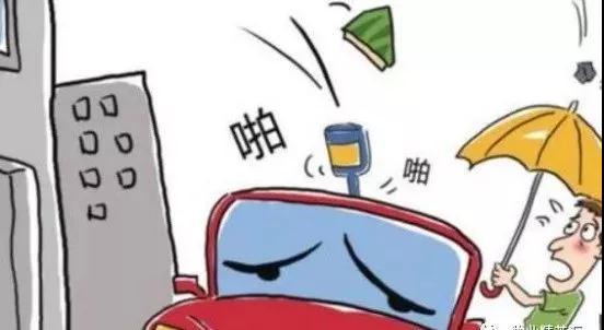 阳台玻璃破碎砸坏楼下汽车，法院：车主、物业、住户共同承担责任