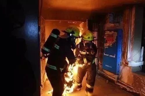 楼道堆杂物，堆的是私心，谋的是私利，害的是性命，触犯的是法律！