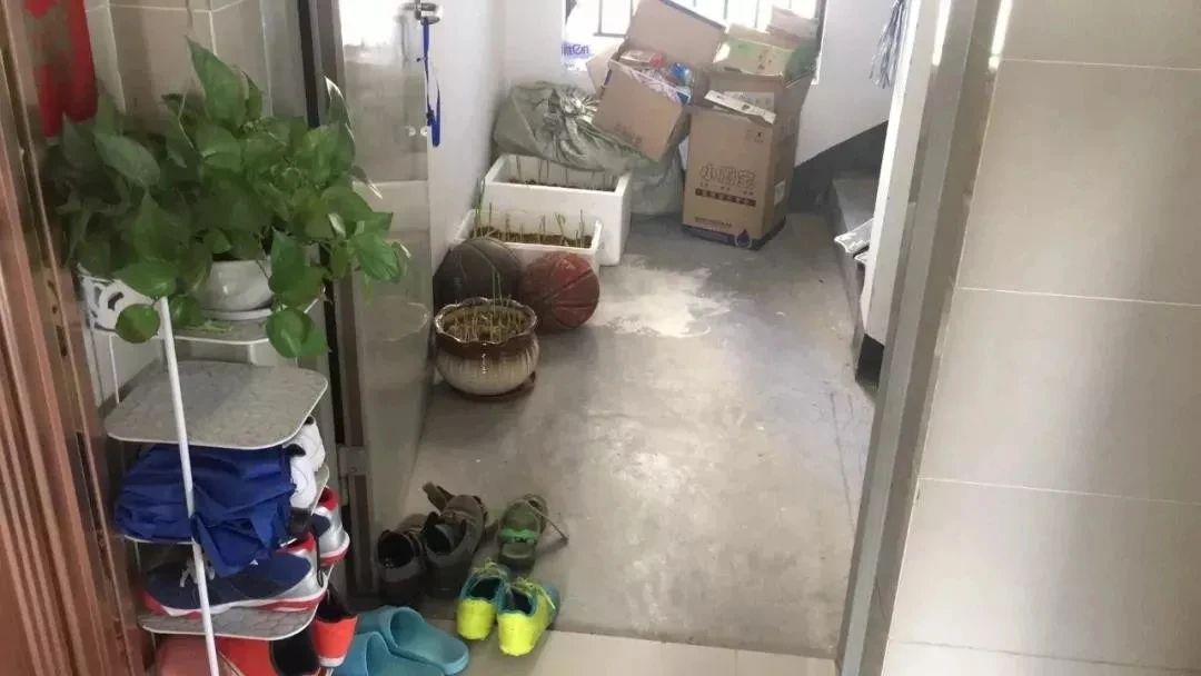 楼道堆放杂物、停放电动车充电，都属违法行为！