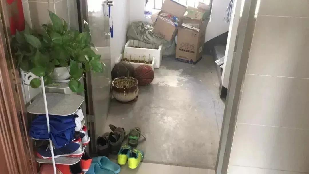 亲爱的业主朋友：请及时清理楼道杂物，留出“生命通道”！