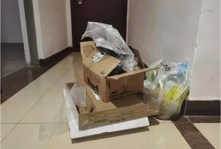 物业：禁止将垃圾堆放于门口，做文明好业主！