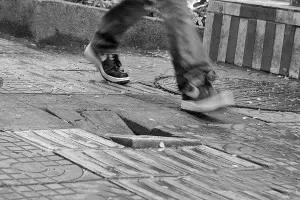 业主在小区门口被松动的砖绊倒，物业应承担多少责任？