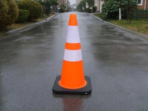 业主骑车被路锥刮倒受伤，物业有责吗？