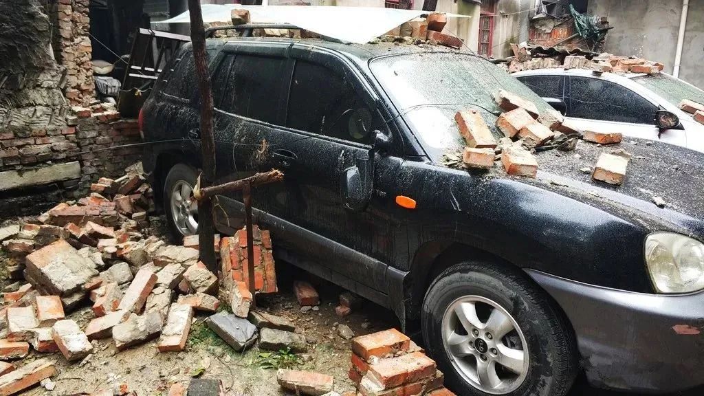 风吹危墙砸坏车，物业公司没收费、张贴了警示，是否还要赔偿？