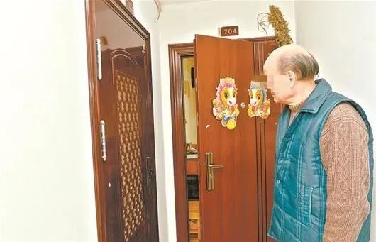 业主将入户门由内开改为外开，法院判恢复原状！