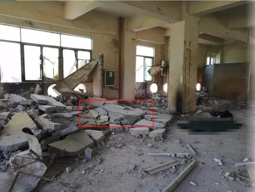 一锤下去，墙倒了，楼塌了，命没了！