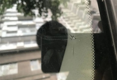 【物管案例】阳台玻璃自爆殃及楼下邻居，谁来赔？