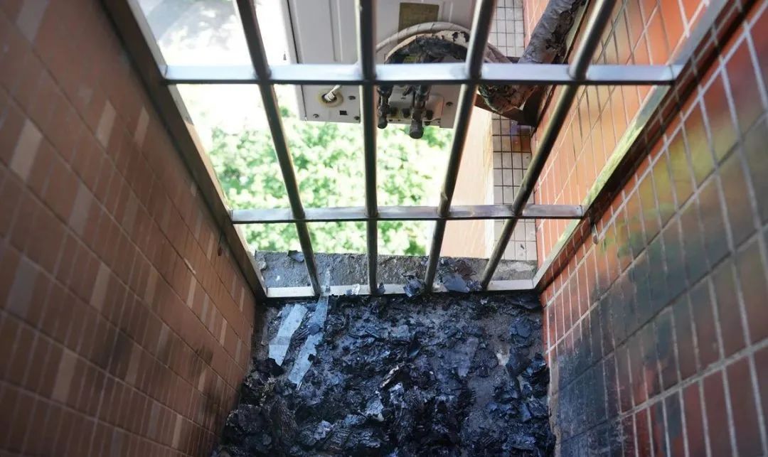 物业提醒：高温预警，请勿在公区堆放杂物！