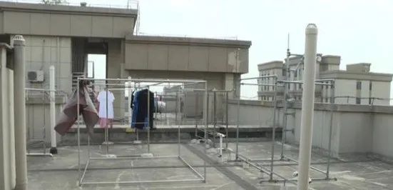 通往小区楼顶的门，物业到底该不该上锁？