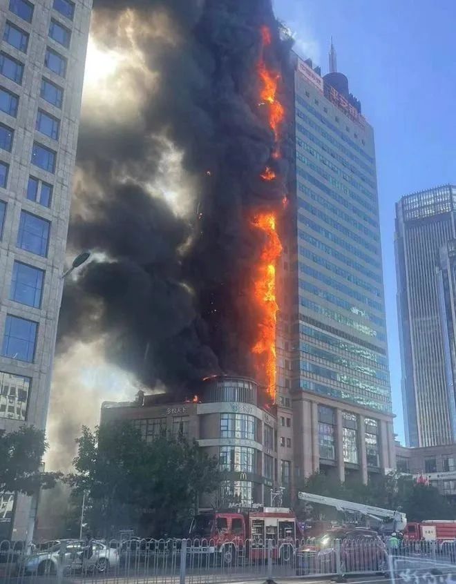 突发！大厦外立面失火，现场浓烟滚滚、火光冲天！遇高层火灾，应该怎么办？