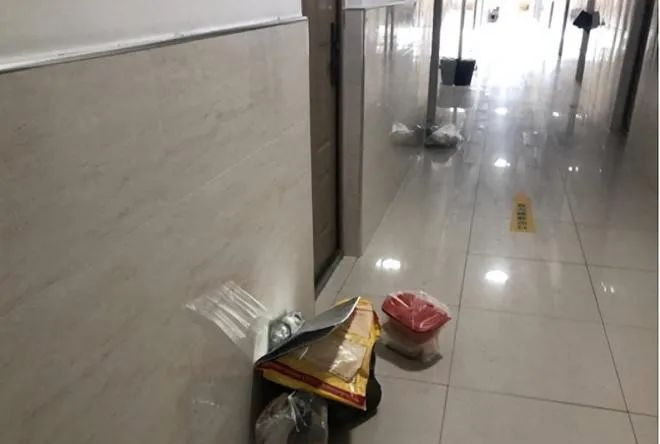 垃圾放门口，违法！