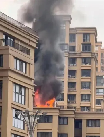 楼顶杂物起火酿惨剧，警钟敲响
